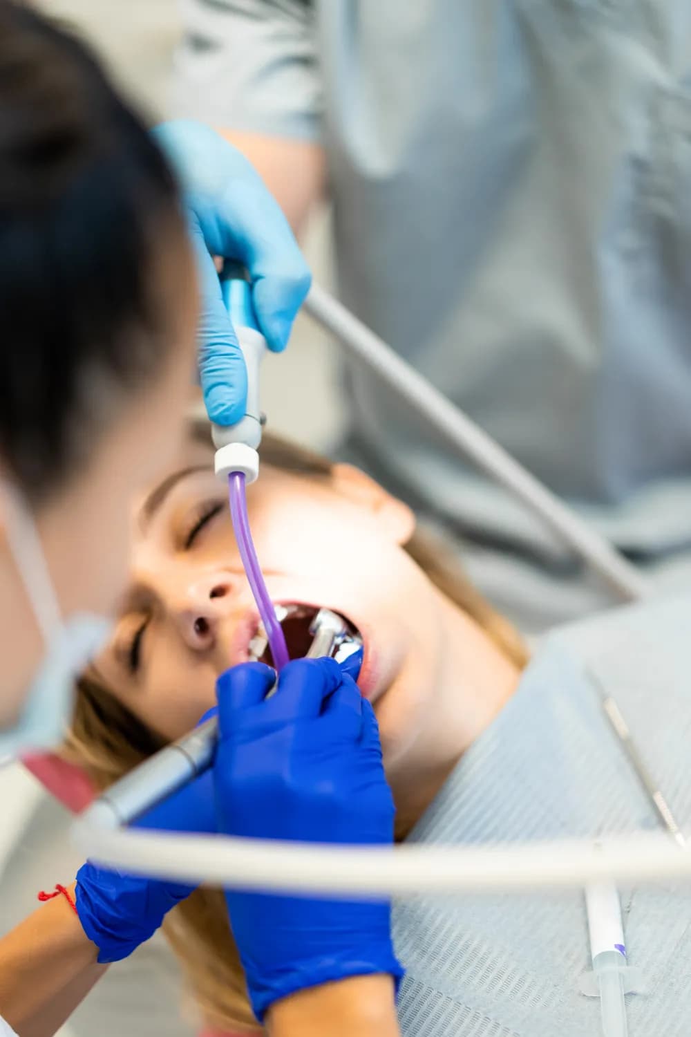 Limpeza dental (profilaxia) em consultório odontológico